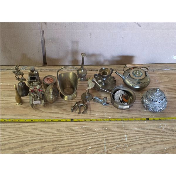 Lot of misc items- mostly brass items