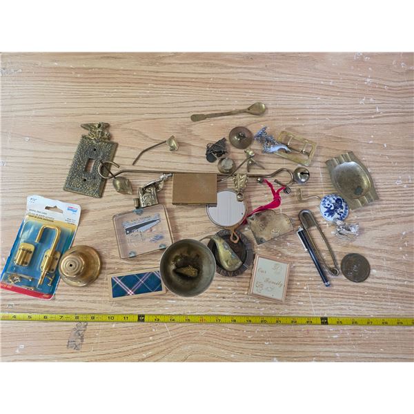 Lot of collectables- mostly brass items