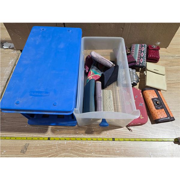 Rubbermaid drawer with womens wallets