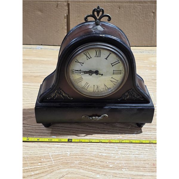 Battery operated mantle clock