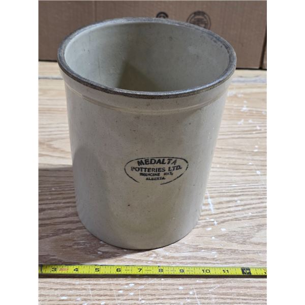 Medalta crock- 9"H- no cracks