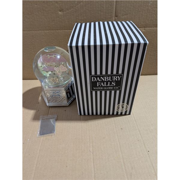 Excellent Condition Donbury Falls Wear Globe "Grand Mother" W/ Original Box