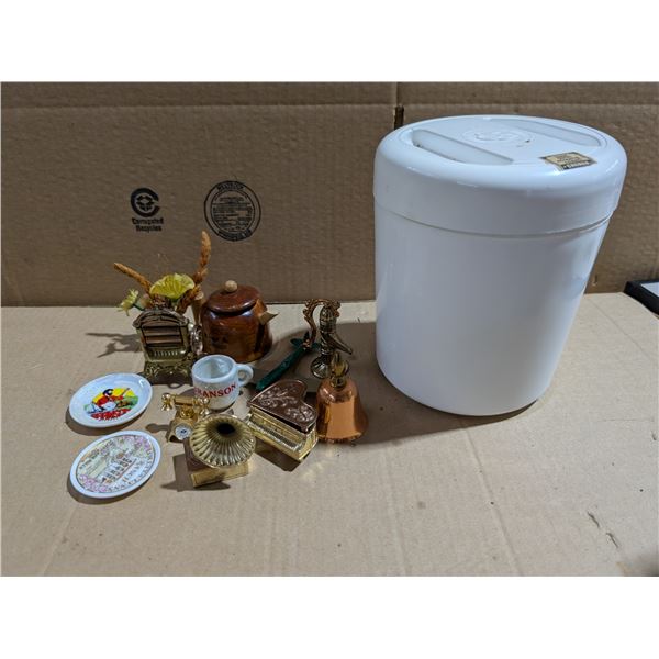 Lot of Miniature Brass Décor (Gramophone, Telephone, and etc.)