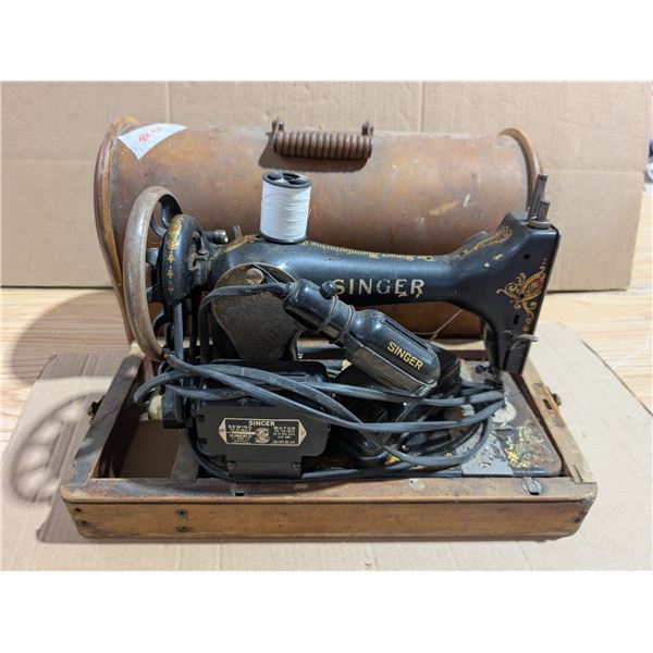 Vintage Singer Sewing Machine W/ Wood Carry Case (Not Tested)