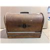 Image 6 : Vintage Singer Sewing Machine W/ Wood Carry Case (Not Tested)