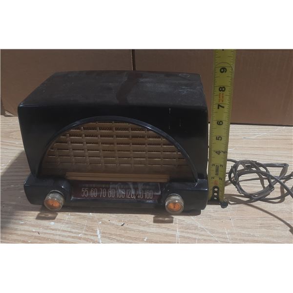 Vintage Bakelite Philco Transitone tube radio. (Minor Front Damage/Wire Damage)