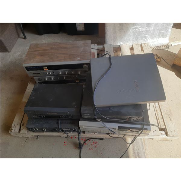 Vintage electronics. (Untested)