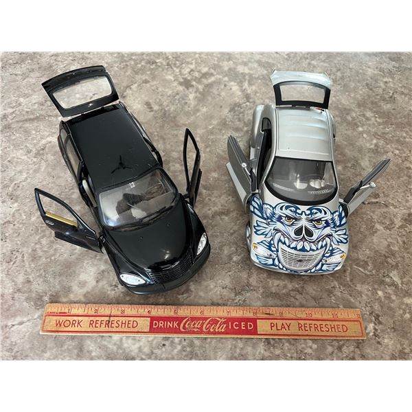 Chrysler PT Cruiser (2 cars). 1/18 scale. Maisto.