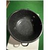 Image 2 : Large enamel bread pan with lid