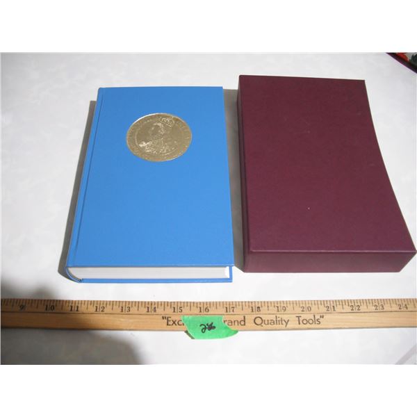 2005 Hard Cover Elizabeth 1 Book W/ Case