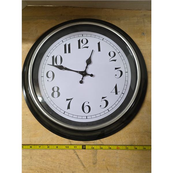 Clock- battery operated- needs new  battery