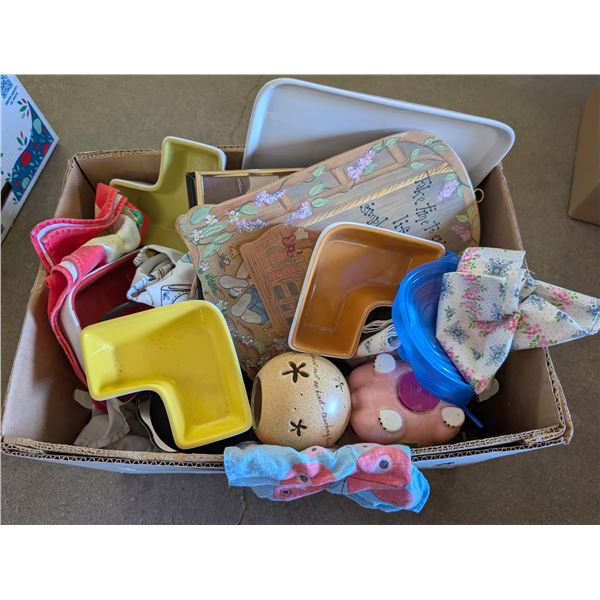 Box of misc. Items (Household, Dishware, Wall Decor, and etc.)