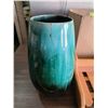 Image 2 : Lot of various items- décor, BMP vase with cracks, gemtone bowls with handle