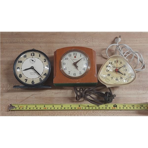 Collection of vintage items features mid-century timepiece designs from the 1940s and 1950s. (Untest