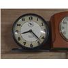 Image 2 : Collection of vintage items features mid-century timepiece designs from the 1940s and 1950s. (Untest