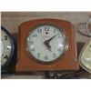 Image 3 : Collection of vintage items features mid-century timepiece designs from the 1940s and 1950s. (Untest