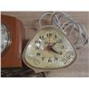 Image 4 : Collection of vintage items features mid-century timepiece designs from the 1940s and 1950s. (Untest