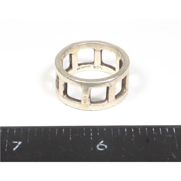 10.63 GRAMS .925 SILVER MAN'S RING