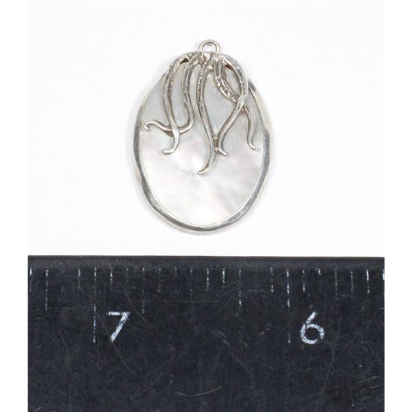 3.86 GRAMS .925 SILVER PENDENT WITH TENTICLES