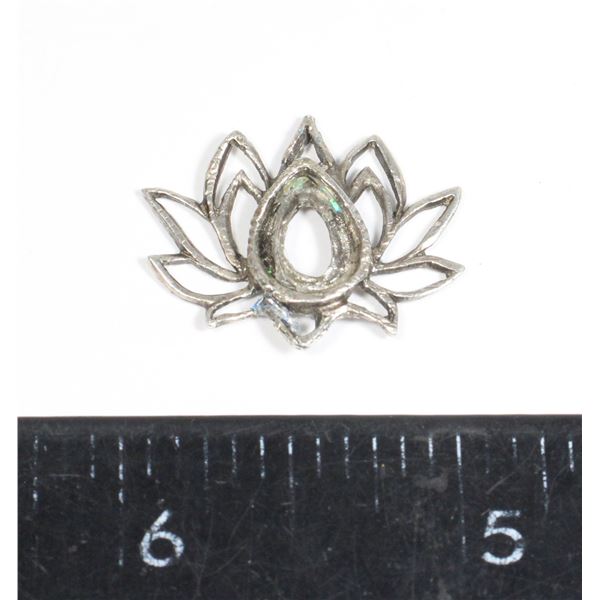 1.84 GRAMS .925 SILVER FLOWER PENDANT