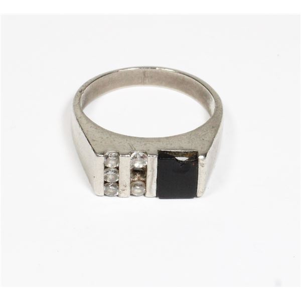 7.22 G SILVER MANS RING W/BLACK STONE AND GEMS