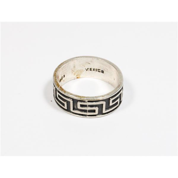 6.65 G SILVER .925 MANS BLACK RING W/DESIGN