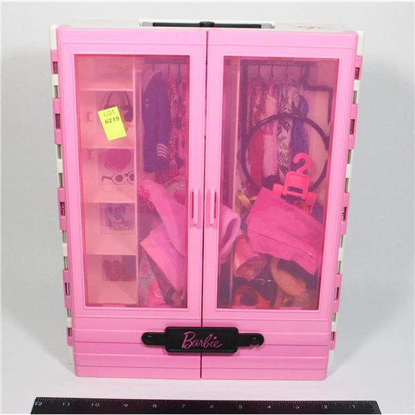 BARBIE ULTIMATE CLOSET WITH SOME ACESSORIES
