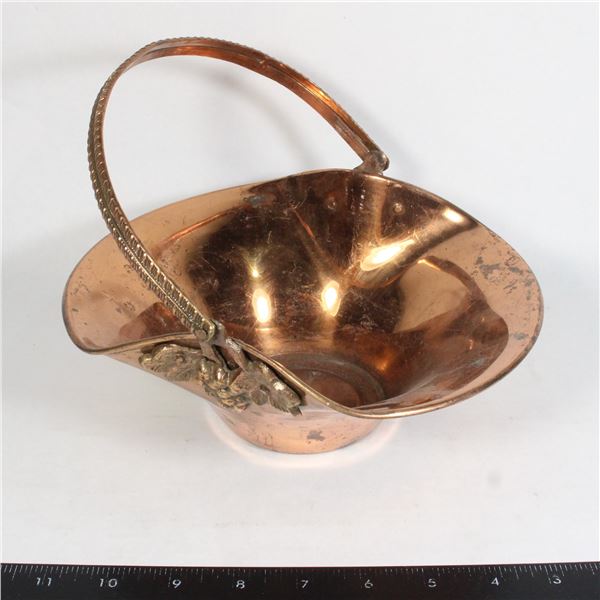 VINTAGE COPPER LARGE BASKET DECO MOVING HANDLE