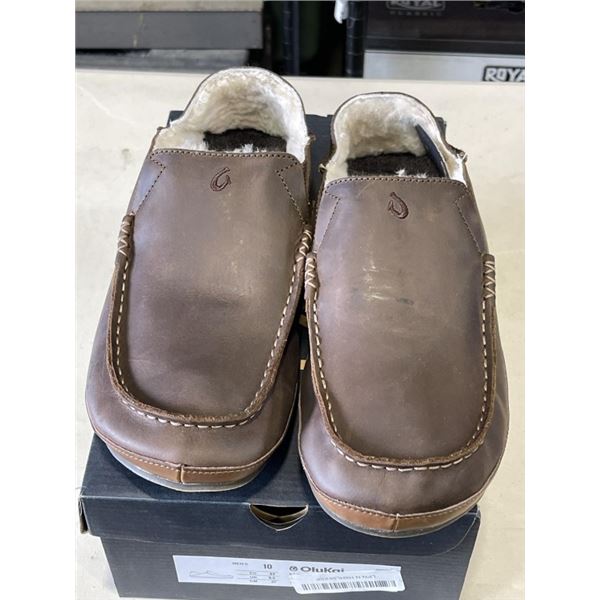 NEW OLUKAI MOLOA SLIPPER DK WOOD / DK WOOD  SIZE MENS 10