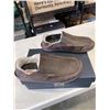 Image 4 : NEW OLUKAI MOLOA SLIPPER DK WOOD / DK WOOD  SIZE MENS 10