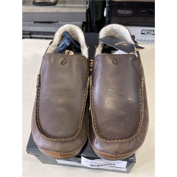 NEW OLUKAI MOLOA SLIPPER DK WOOD / DK WOOD  SIZE MENS 13
