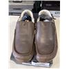 Image 1 : NEW OLUKAI MOLOA SLIPPER DK WOOD / DK WOOD  SIZE MENS 13