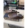 Image 2 : NEW OLUKAI MOLOA SLIPPER DK WOOD / DK WOOD  SIZE MENS 13
