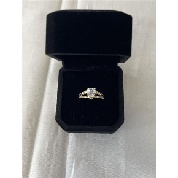 NEW 14K GOLD PLATED 1.5CT CUSHION CUT SIMULATED DIAMOND (CZ) RING, SIZE 6
