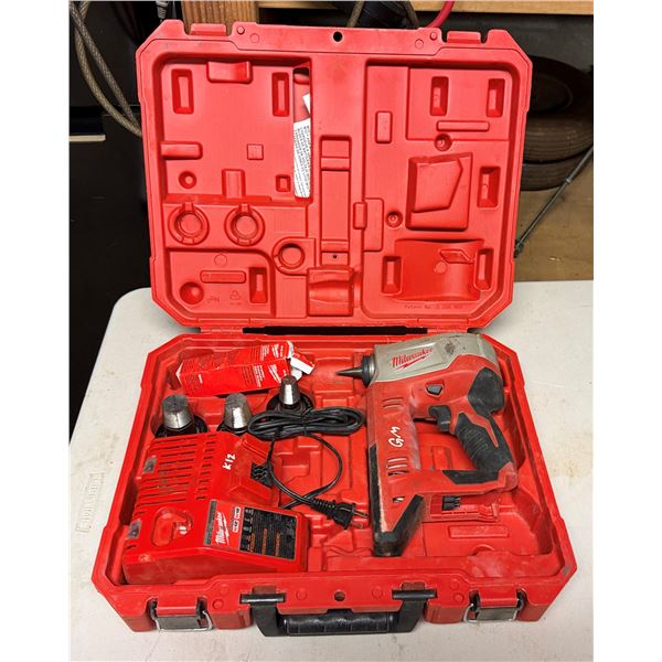 Milwaukee 2632-20 M18 ProPEX Expansion Tool w/ 3 Expansion Heads & Charger in Hard Case