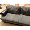 Image 5 : Gray Sectional Sofa w/ Chaise 120" x 74"