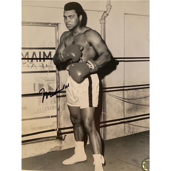 Legendary boxer Muhammad Ali signed photo. GFA Authenticated