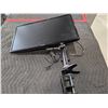 Image 1 : MONITEUR 24" SAMSUNG SUR SUPPORT À PINCE DE BUREAU