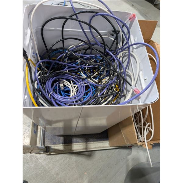LOT: BAC DE CABLES RESEAU (NON COMPTE)