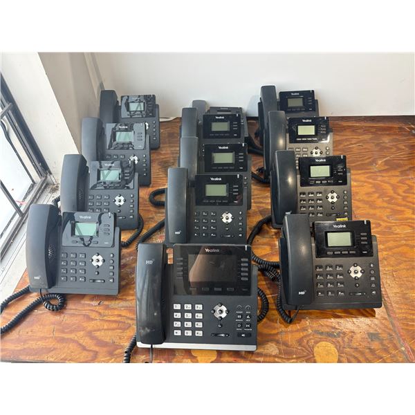LOT DE 13 YEALINK VOIP PHONES VARIOUS MODELS