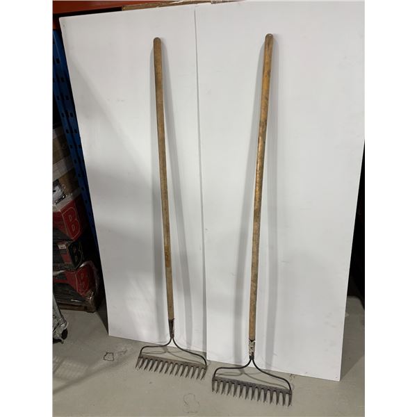 LOT DE 2 RATEAUX EN METAL 14"