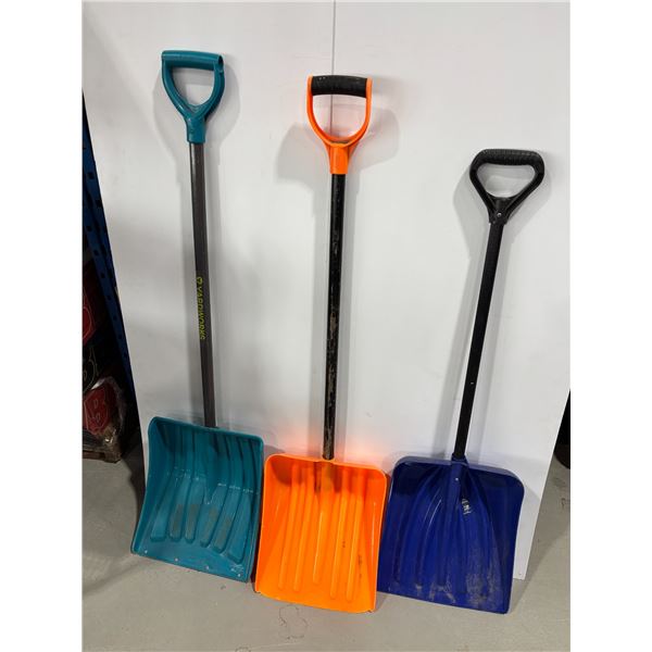 LOT DE 3 PELLES EN PLASTIQUE