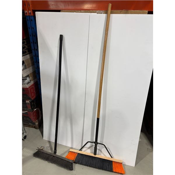 LOT DE 2 BALAIS
