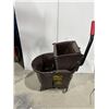 Image 1 : SEAU À VADROUILLE RUBBERMAID À VADROUILLE AVEC ESSOREUSE