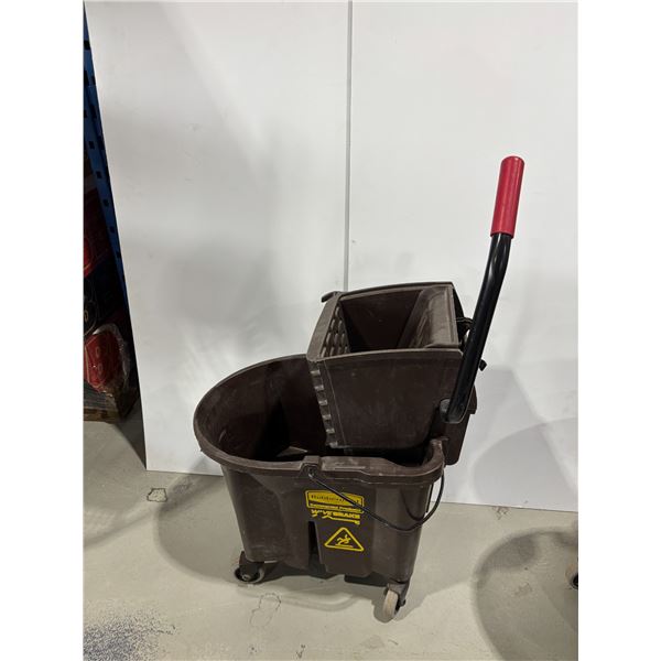 SEAU À VADROUILLE RUBBERMAID À VADROUILLE AVEC ESSOREUSE