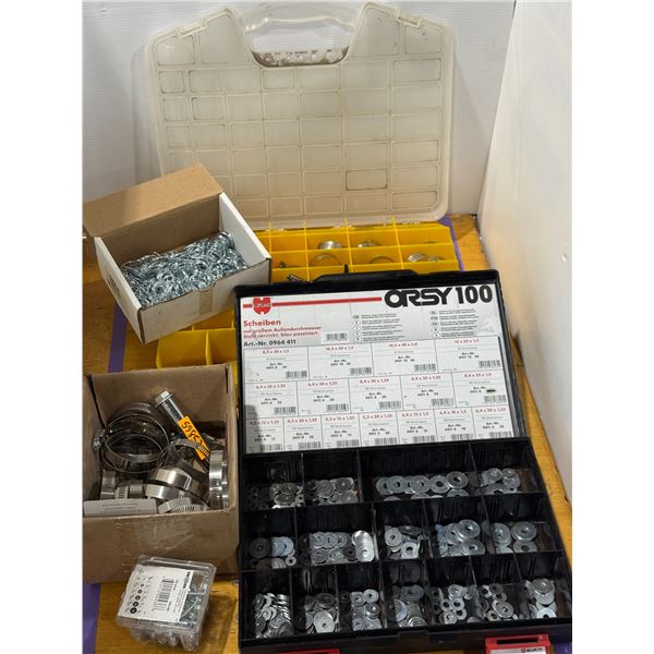 LOT DE 2 CASES AVEC CONTENT (ASSORTIS ANTENNES ET QUINCAILLERIE)