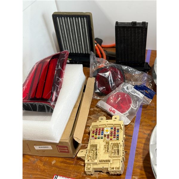 LOT DE PIECES D'AUTO (ETAT INCONNU)