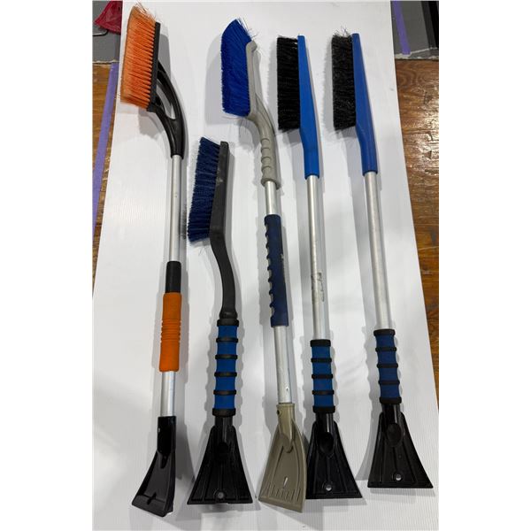 LOT DE 5 BROSSES À NEIGE ASSORTIS