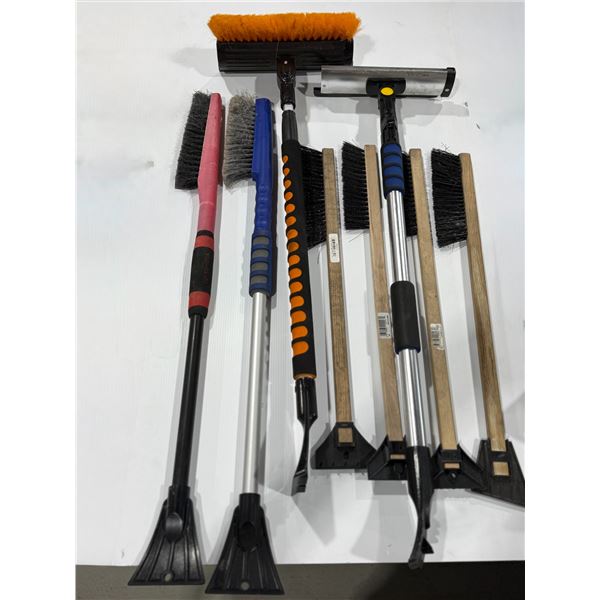 LOT DE 8 BROSSES À NEIGE ASSORTIS