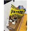 Image 1 : LOT DE 26+ ASSORTIS DRAPEAUX DE VITRES D'AUTO